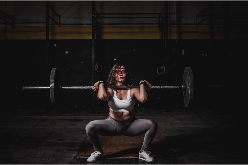 Mulher levantando peso. Foto de Leon Ardho, Pexels.