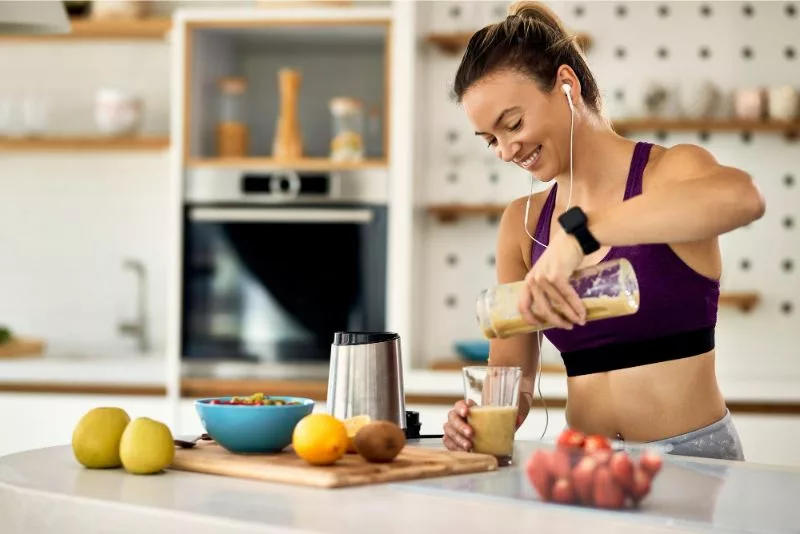 O whey protein pode ser misturado à água ou frutas. Fonte da imagem: Freepik.